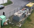 Bild: uz
So sieht der Containerplatz in der Veit-Stoß-Straße vor allem an Wochenenden oder nach Feiertagen aus.