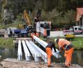 Bild: bö
In Hohenburg wird derzeit die Hammermühlbrücke saniert. Die erste Arbeit war das Setzen der neuen Stahlträger für die Fachleute der Firma Mühlbauer Metall- und Stahlbau aus Furth im Wald und der Strabag AG in den vergangenen Tagen.