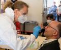 Bild: do
Demonstrativ ließ sich zur Eröffnung der Corona-Schnellteststation im Haus der Dorfkultur auch Bürgermeister Albert Nickl einen Nasenabstrich nehmen