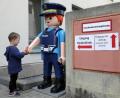 Bild: Wolfgang Steinbacher
Der Playmobil-Polizist, den es nun im Klinikum St. Marien in Amberg gibt, soll Kindern den Besuch im Krankenhaus angenehmer machen.