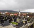 Bild: bl
Ein Ort des Friedens und der Pietät sollte der Friedhof in Schönsee sein. Doch seit Monaten stören Blumen- und Kerzendiebstähle die Ruhe. Und in einem Fall irritiert eine ungebetene Pflanzaktion auf einem frischen Grab.