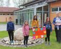 Bild: twi
Gunda Hagn (rechts) bedankt sich für die Spende bei den Kommunionkindern und der Organisatorin Silvia Merter (links)