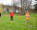 Bild: njn
Im Park südlich des Aribo-Hotels an der Südbahnhofstraße setzte der Bauhof die beiden Apfelbäumchen ein. Auf dem Bild Bürgermeister Johannes Reger (Mitte) mit (von links) Technischer Angestellter Markus Meyer und der Mitarbeiter des städtischen Bauhofs, Jörg Hippmann.