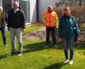 Bild: jpl
Im Außenbereich hinter dem Schulhaus soll das "Grüne Klassenzimmer" entstehen. Zur Bauanlaufbesprechung trafen sich (von links) Bautechniker Bernhard Ott, Schulleiter Alexander Köstler, Alexander Dumler, Architektin Martina Lenk, Ines Neugirg (Firma Dumler), Bürgermeister Peter König und Hausmeister Rudolf Küffner.