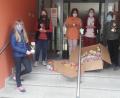 Bild: dob
Die Mädchen und Buben ließen ihre kreative Ader walten und so stellten sie bunte Blüten mit Übertöpfen her, die sie den Senioren im Walter-Siegert-Caritasheim vorbeibrachten, um ihnen eine Mai-Freude zu bereiten.