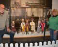 Bild: jr
Hartmut und Anita Naefe präsentieren im Museum Mitterteich die Marionettenausstellung „Vom großen Theater auf kleiner Bühne“. Über 150 Puppen, vorwiegend aus Böhmen, werden vom Feiertag Christi Himmelfahrt an bis zum 22. August zu bestaunen sein.