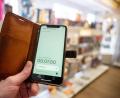 Bild: Sebastian Gollnow/dpa
Die Luca-App auf dem Smartphone eines Kunden loggt sich über einen QR-Code in einem Laden ein.