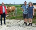 Bild: Hirsch
Lehrerin Patricia Steinbauer und Amtsleiter Georg Mayer (von links) informierten sich am Hof von Maria und Ulrich Stangl (rechts) über die Weidehaltung der Kühe und die Umstellung auf Ökolandbau.