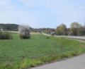 Bild: fz
Die Bundesstraße 22. Rechts davon Bechtsrieth, links Trebsau. Eine Trasse hier würde die Gemeinde noch mehr spalten und weitere Entwicklungsmöglichkeiten verhindern, ist sich Bürgermeister Markus Ziegler sicher.
