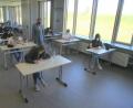 Bild: Stiftland-Gymnasium/exb
Maske, Abstand, Lüften: Unter Corona-Bedingungen haben die Prüfungen am Tirschenreuther Gymnasium begonnen. Das Bild zeigt einige Abiturientinnen und Abiturienten mit Oberstufenkoordinator Wolfram Strehl.