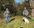 Bild: jzk
Forstdirektor Dirk Lüder, der Leiter des Bereichs Forsten am Amt für Ernährung, Landwirtschaft und Forsten (AELF) Tirschenreuth und Forstamtsrat Martin Wittmann (rechts) mit seinem Jagdhund Bhanu.