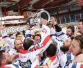 Bild: Florian Petrow/exb
Grenzenloser Jubel: Die Selber Wölfe feiern den Gewinn der deutschen Oberliga-Meisterschaft und den Aufstieg in die DEL2.