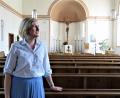 Bild: ubb
Pfarrerin Dr. Stefanie Schön möchte ihre Visionen einer modernen Kirche als Begegnungsstätte für Jung und Alt auch äußerlich umsetzen. Sie hat große Pläne für eine Umgestaltung des kompletten Kirchenschiffs der Erlöserkirche. Unter anderem möchte sie die starren Kirchenbänke durch lockere Stuhlreihen ersetzen.