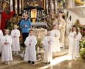 Bild: ALTSTADT ATELIER
Am vergangenen Samstag erlebte die erste Gruppe mit sieben Kommunionkindern einen feierlichen Gottesdienst und traten zum ersten Mal an den Tisch des Herrn.