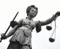 Symbolbild: Arne Dedert
Eine Bronzestatue der Justitia steht in Frankfurt am Main.