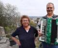 Bild: Kunz
Ursula und Thomas Schreier singen auf der Terrasse ihres Anwesens ihr Weiden-Lied.