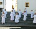 Bild: bph
Am frühen Vormittag, als sich die dritte Erstkommuniongruppe mit 12 Kindern im Jugendwerk traf, war ein sonniger Festtag angekündigt, und auch die Kommunionkinder in ihren weißen Kleidern strahlten in freudiger Erwartung des großen Tages.