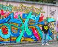 Bild: njn
Eine Seite der Bretterwand am Skaterplatz hat der Graffity-Künstler Fabian Moller (links) schon gestaltet. Bürgermeister Johannes Reger (rechts) freut sich auf mehr.
