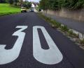 Symbolbild: Wolfgang Steinbacher
In einem Wohngebiet ist eine große "30" auf den Asphalt gemalt. Die Problematik zu schnellen Fahrens hat der Oberviechtacher Stadtrat auf der Agenda. Die Autofahrer sollen in dieser Sache weiterhin sensibilisiert werden. Immer konkreter werden auch Überlegungen, die Verkehrsüberwachung in die Hände eines Zweckverbandes zu legen.