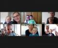 Screenshot: Michaela Lindner/ exb
Neuerdings trifft sich die Mutter-Kind-Gruppe der DJK Falkenberg im Internet. Geleitet wird das Treffen von Kathrin Bischof (oben in der Mitte).