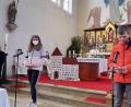 Bild: bsc
Aktiv eingebunden waren die Firmbewerber (vorne) beim Vorbereitungsgottesdienst, den Pfarrer Joseph zelebrierte. Alexandra Kasseckert (hinten rechts) vom Firmvorbereitungsteam steuerte religiöse Texte bei.
