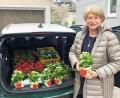 Bild: Dobmeier
Der Muttertagsgruß der Krumpes-Siedler kam dieses Jahr per Blumentaxi von der Frauenbeauftragten Edith Nicklas.