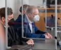 Bild: Armin Weigel/dpa
Christian Schlegl (M), früherer Regensburger Oberbürgermeister-Kandidat der CSU, sitzt im Verhandlungssaal neben seinen Verteidigern Konrad Brenninger (r) und Andreas Kaiser. Wegen Beihilfe zur Steuerhinterziehung in 13 Fällen im Regensburger Kommunalwahlkampf 2014 ist Schlegl zu einer Geldstrafe in Höhe von 20 000 Euro verurteilt worden.
