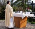 Bild: soj
Pfarrer Pater Anish George feiert auf dem Kalvarienberg einen Gottesdienst.