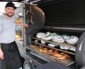 Bild: prh
Da geht dem leidenschaftlichen Smoker Daniel Hunter das Herz auf, wenn er sein fast fertiges Grillgut in seinem Smoker betrachtet.