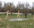 Bild: gi
Im östlichen Teil des Kurparks Moosbach sind seit einigen Tagen die vier drei Meter hohen Skulpturen der absolute Blickfang. Mit auf dem Bild Künstler Christian Hiller.