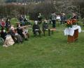 Bild: roh
Einen Gottesdienst bei Sonne und frischer Maienluft feierten die evangelischen Kirchengemeinden Friedenfels und Krummennaab im Schlossgarten der Familie von Gemmingen-Hornberg. Im Hintergrund der Posaunenchor.