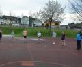 Bild: jr
Mit Ballspielen begann der TSV Pechbrunn-Groschlattengrün nach dem langen Lockdown wieder die Übungseinheiten auf dem Hartplatz. In Aktion traten die Mädchen ab der fünften Klasse mit Übungsleiter Sigi Gennari (Vierter von links), TSV-Vorsitzender Doris Reiß (Dritte von links) und deren Stellvertreterin Frieda Vogelhuber (rechts).