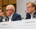 Bild: Andreas Gora/dpa
Ziemlich beste Feinde: DFB-Präsident Fritz Keller (Mitte) und DFB-Vizepräsident Rainer Koch. Der eine geht wohl nächste Woche, der andere nächstes Jahr. Links sitzt DFL-Boss Christian Seifert.