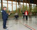 Bild: bey
Bürgermeister Rainer Rewitzer (stehend, von links) vereidigt die neuen Stadträtinnen Martina Lorenz und Verena Künzl und heißt sie in den Reihen des Pleysteiner Stadtrats willkommen.