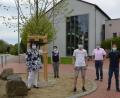 Bild: dob
Konrektorin Ulrike Partl-Mahlendorf, Gartenfachberaterin Maria Treiber vom Landkreis Neustadt/WN, Schulsprecher Leon Keck, Schulleiter Kilian Graber und Schulsprecher Elias Ram (von links) freuen sich über den neu gepflanzten Klimabaum. Diesmal wurde eine Silberlinde ausgewählt. Der Landkreis übernimmt als Träger der Bildungseinrichtung die Kosten dafür.