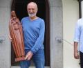 Bild: soj
Eine aus Kirschholz geschnitzte Wandfigur ziert seit wenigen Tagen das Innere der Kalvarienbergkapelle. Darüber freuen sich Kirchenpfleger Stefan Kausler (von links), Spender Bernd Würstl, Pfarrer Pater Anish George.