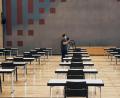 Bild: Gabi Schönberger
Von der Veranstaltungs- zur Prüfungslocation: Mitarbeiter haben die Max-Reger-Halle in Weiden kurzerhand zum Prüfungsraum umfunktioniert. Am Mittwoch, 12. Mai, brüten die Abiturienten des Weidener Augustinus-Gymnasiums dort über ihren Deutsch-Aufgaben.