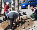 Bild: rfi
Gemeinsam mit einem Team aus Tännesberger Bürgern nahm Projektmanager Johannes Weinberger (rechts) die Neubepflanzung im Bereich des oberen Marktplatzes vor.