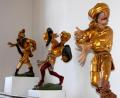 Bild:  Josef Popp/exb
Originalkopien der Morisken-Figuren mit Löwenkopf-besetzter Mütze (von links), mit Band-durchzogener Kappe und des Bauern im Rathaus Schmidmühlen.