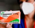 Bild: Monika Hlaváèová/dpa
Eine Frau zeigt bei einer Pressekonferenz im Universitätsklinikum St. Anne eine Packung des Antiparasitikums Ivermectin. In Tschechien sollen versuchsweise nun auch weitgehend unerprobte Medikamente - wie Ivermectin - eingesetzt werden.