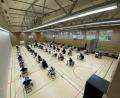 Bild: Christian Weiß-Mayer
Im Erasmus-Gymnasium finden die Prüfungen in der Turnhalle statt. Die Schüler sitzen auf Abstand und tragen Masken.