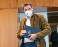 Bild: Peter Kneffel/dpa
Markus Söder (CSU), Ministerpräsident von Bayern, hält auf seinem Weg zur Sitzung des bayerischen Kabinetts eine blaue Mappe mit dem Staatswappen in der Hand.