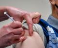 Bild: Ben Birchall/dpa
Ein Patient wird mit dem von der Universität Oxford und dem Pharmakonzern Astrazeneca produzierten Corona-Impfstoff geimpft.