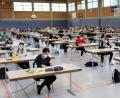 Bild: do
Mit großem logistischen Aufwand startete am Mittwoch am Gymnasium Eschenbach die Abiturprüfung. Wegen besonderer Hygienevorgaben wurden die Schüler in zwei Räume aufgeteilt. Unser Bild zeigt die Abi-Prüflinge in der Mehrzweckhalle