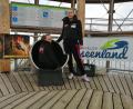 Bild: wpt
Die Zwillinge Julia (sitzend) und Stephanie Müller haben am Freitag einen Weltrekord im Rutschen am Steinberger See aufgestellt. Die Kraftsportlerinnen sind besonders über ihren Instagram-Kanal „Squattwins“ bekannt.