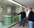Bild: stg
Bürgermeister Roman Schäffler (links) und Bauamtsleiter Roland Sächerl animieren zur Information im Turmdurchgang.