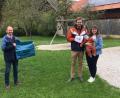 Bild: tra
Exemplarisch für alle im Jahr 2020 geborenen Kinder in der Gemeinde Ensdorf überreicht Bürgermeister Hans Ram (links) der Familie von Gemeinderat Felix Roggenhofer das Gemeindelätzchen, einen Müllbeutel und 125 Euro Begrüßungsgeld.