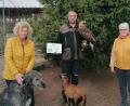 Bild: rha
Hans Weiß, der Leiter der Tierauffangstation in Kümmersbuch, bedankt sich bei Gudrun Quarder (links) und Veronika Pröls vom Schnäppchen- und Flohmarktladen Vilseck für die Spende.