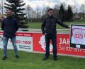 Bild: axs
Der FC Tirschenreuth ist Partnerverein des SSV Jahn Regensburg. Im Bild (von links) FC-Vorsitzender Harald Siegert, Jugendleiter Marco Schwägerl und Daniel Brunner vom SSV Jahn Regensburg.