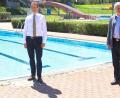 Bild: njn
Bei der Stippvisite in Erbendorf besuchte Bundestagsabgeordneter Albert Rupprecht (Mitte) auch das Freibad. Für die Einrichtung gibt es 500 000 Euro Förderung. Mit auf dem Bild Bademeister Roman Siegert (links) und Bürgermeister Johannes Reger (rechts).